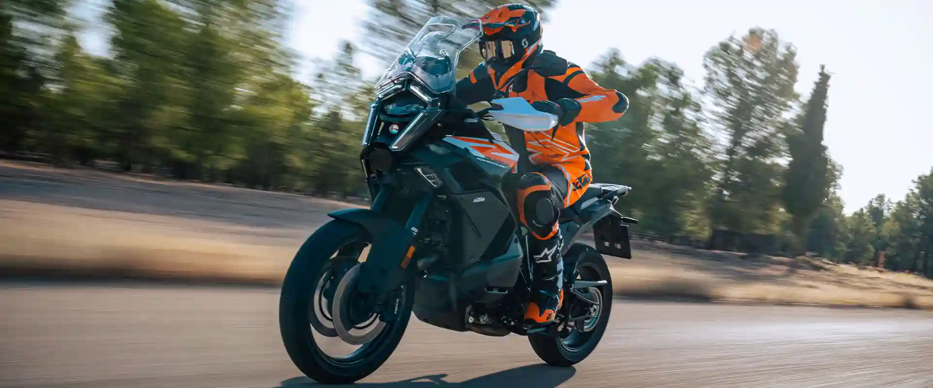 PHO_BIKE_DET_MY25-KTM-1390-SUPER-ADVENTURE-S-ACTION-1_#SALL_#AEPI_#V1