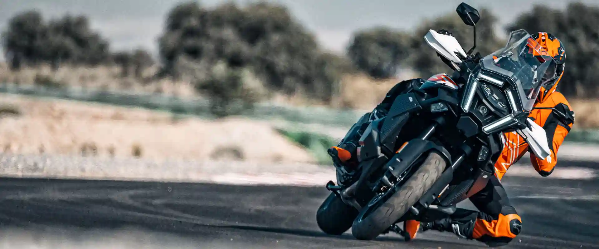 PHO_BIKE_DET_MY25-KTM-1390-SUPER-ADVENTURE-S-ACTION_#SALL_#AEPI_#V1