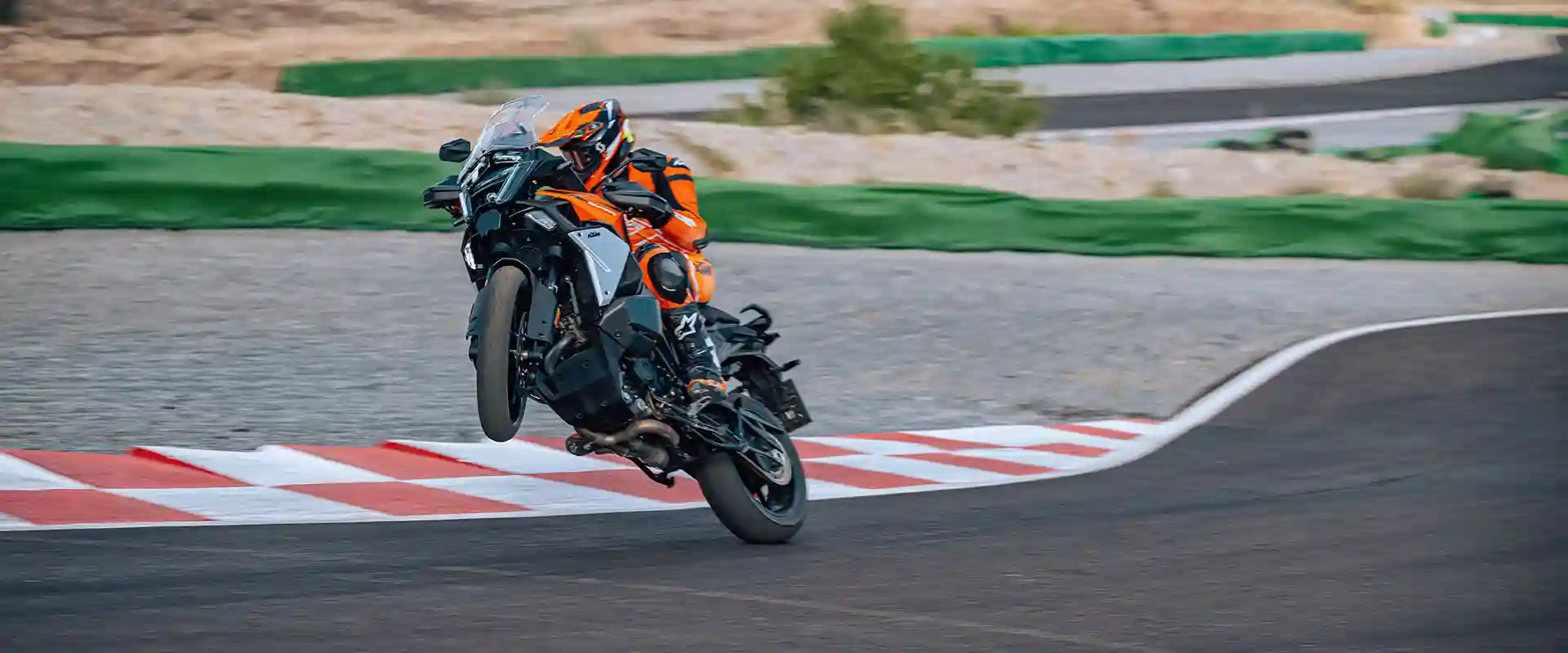 PHO_BIKE_DET_MY25-KTM-1390-SUPER-ADVENTURE-S-EVO-ACTION-2_#SALL_#AEPI_#V1