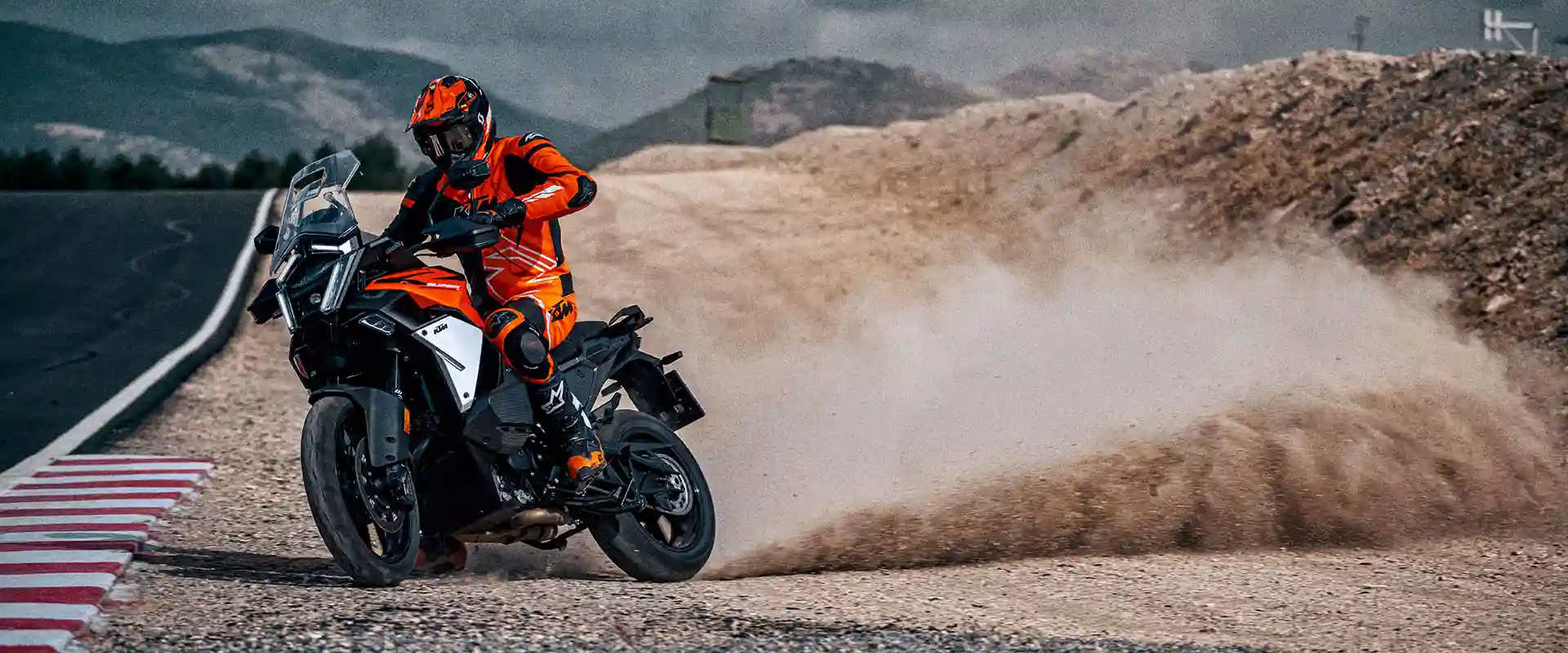 PHO_BIKE_DET_MY25-KTM-1390-SUPER-ADVENTURE-S-EVO-ACTION-3_#SALL_#AEPI_#V1