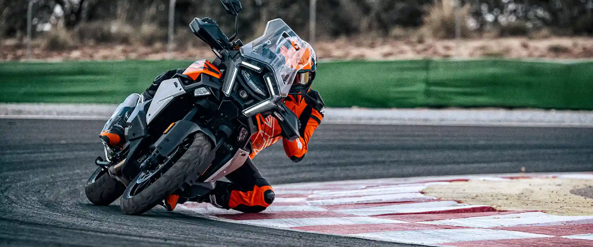PHO_BIKE_DET_MY25-KTM-1390-SUPER-ADVENTURE-S-EVO-ACTION-4_#SALL_#AEPI_#V1