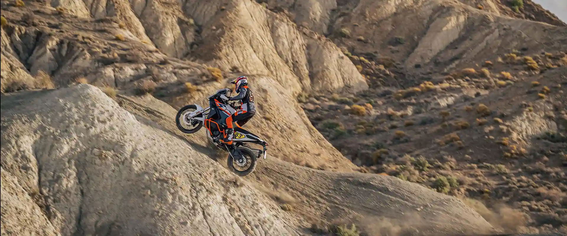 PHO_BIKE_DET_KTM-US-1390-super-adventure-r-action-image-3_#SALL_#AEPI_#V1