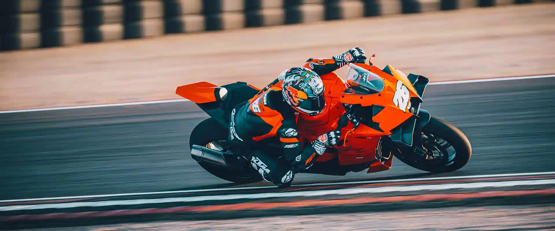 PHO_BIKE_DET_KTM-supersport-990-rcr-desktop-action-2_#SALL_#AEPI_#V1