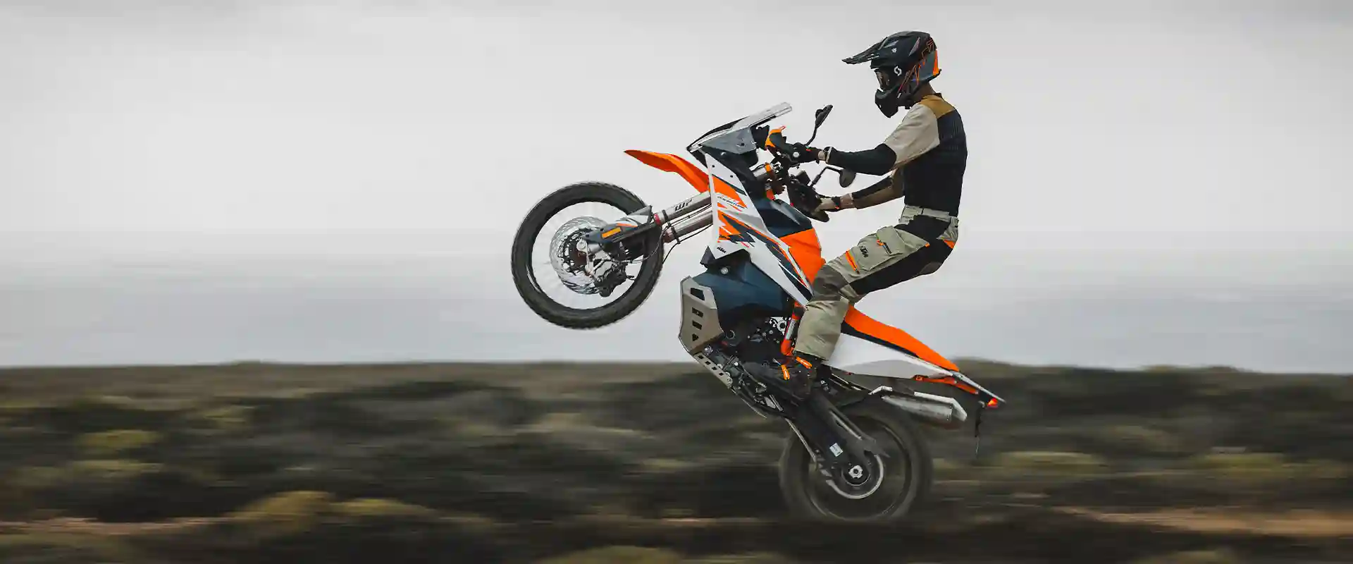 PHO_BIKE_DET_MY25-KTM-890-ADV-R-ACTION-1_#SALL_#AEPI_#V1