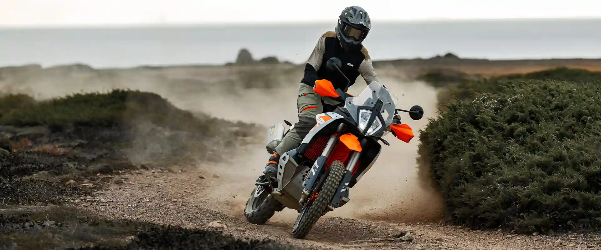 PHO_BIKE_DET_MY25-KTM-890-ADV-R-ACTION-4_#SALL_#AEPI_#V1